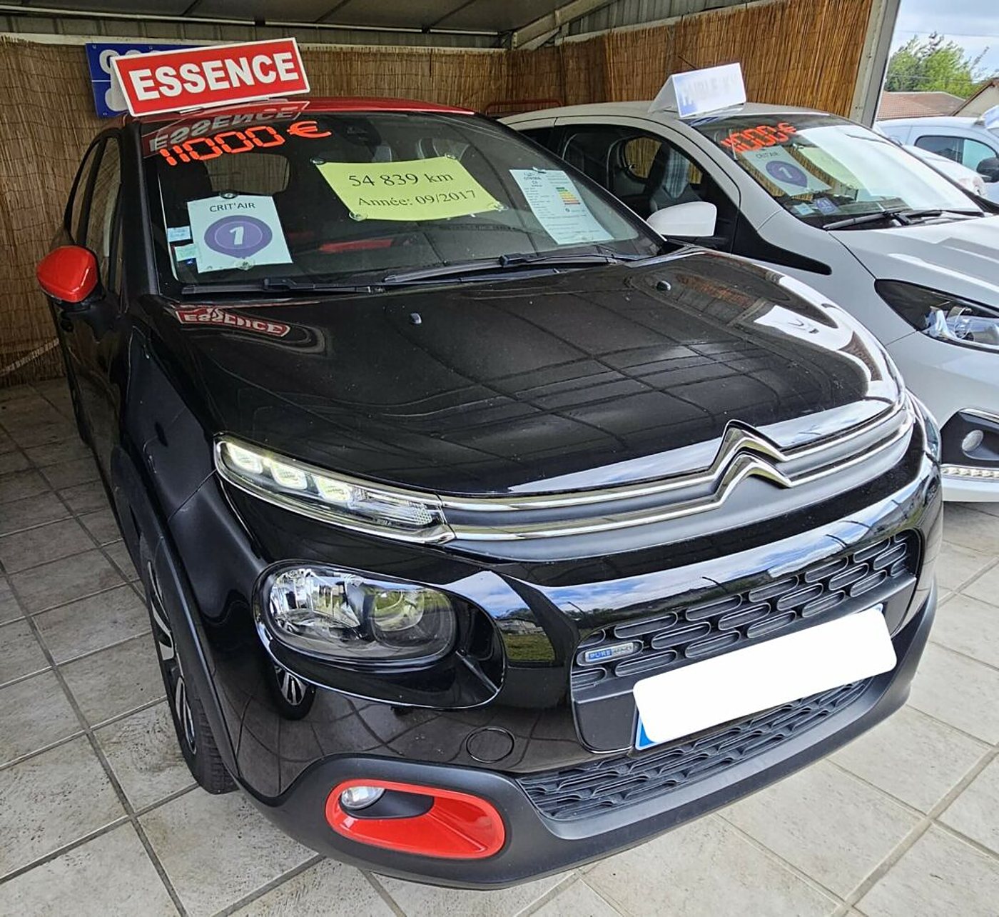 Citroën C3 noire d’occasion exposée sous un auvent, vue de face.
