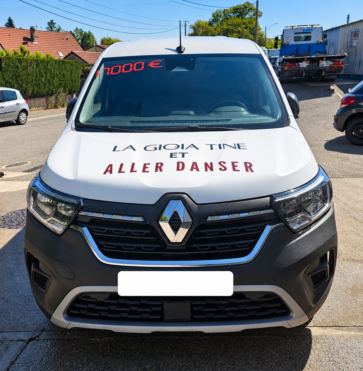 Renault Kangoo III blanc diesel, vu de face.